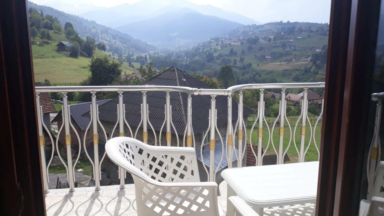 Apartment Little Village Плав Екстериор снимка